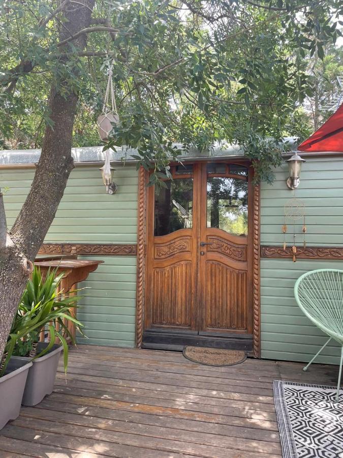 Gasthaus Roulotte En Bois Sud France Le Soler Exterior foto